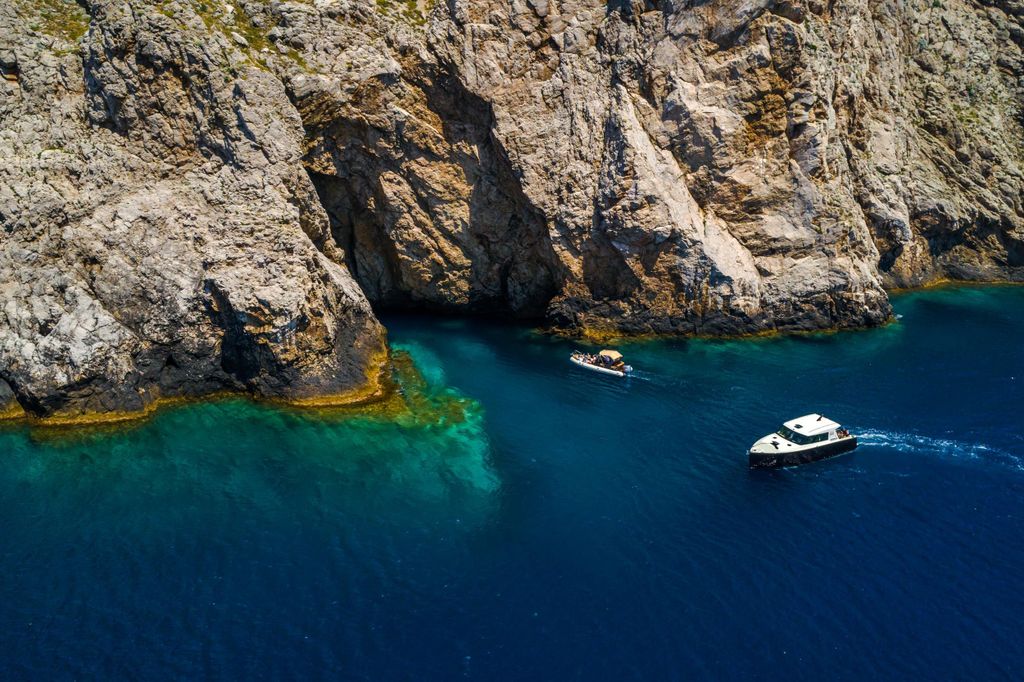 Von Split: Blaue Grotte und Hvar – geführte Tour mit Luxusboot