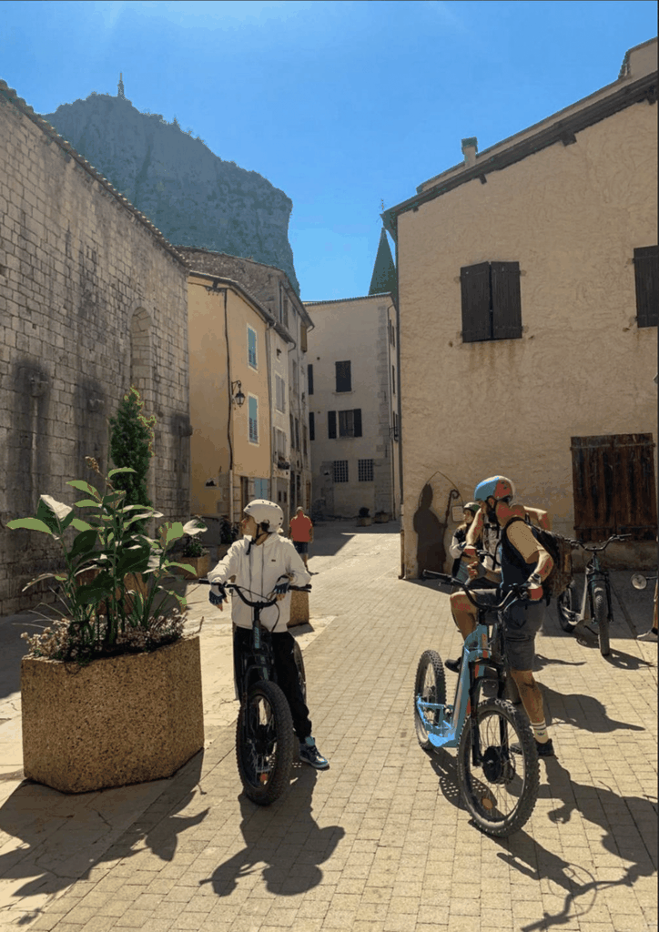 Castellane: Aperitif bei Sonnenuntergang