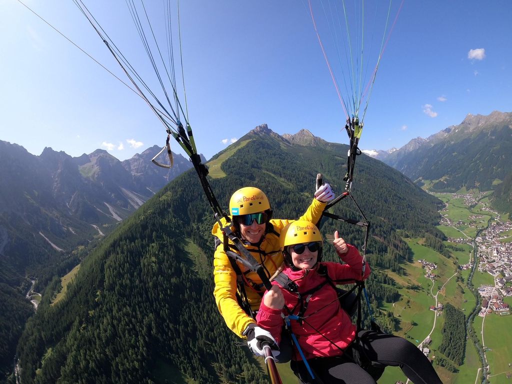 Neustift im Stubaital: Tandem-Gleitschirmflug mit Panoramablick