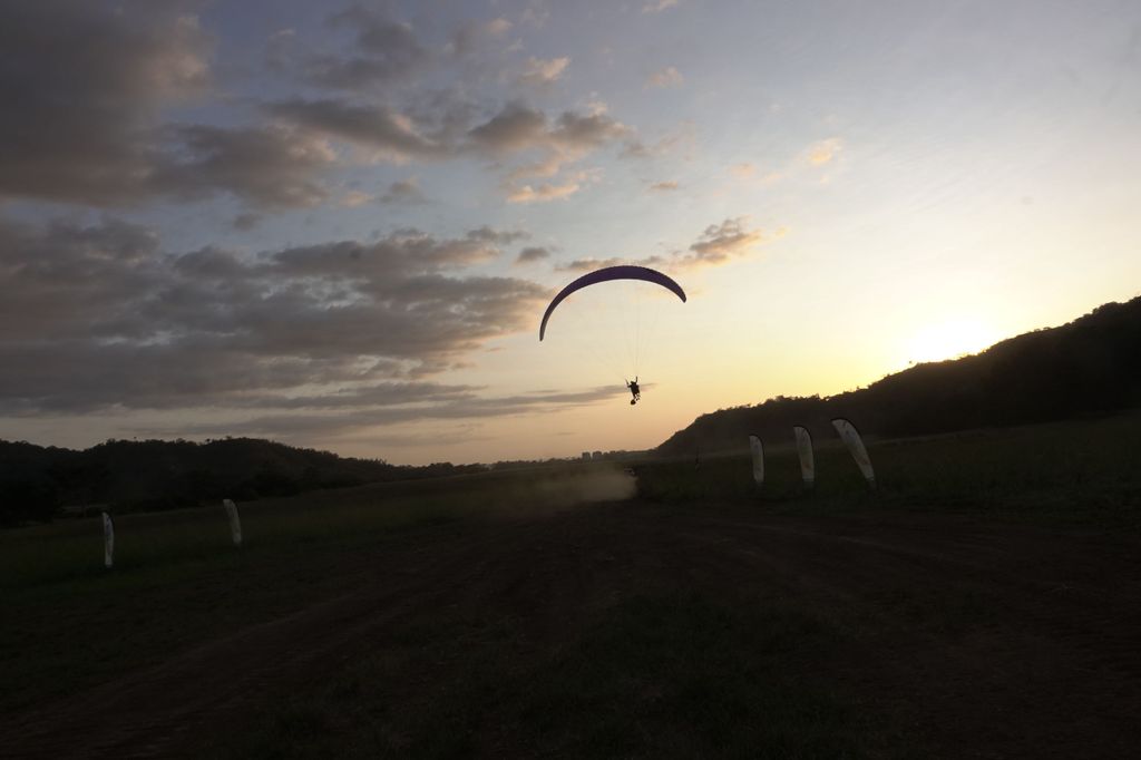 Jaco; Magischer Paragliding-Flug bei Sonnenuntergang