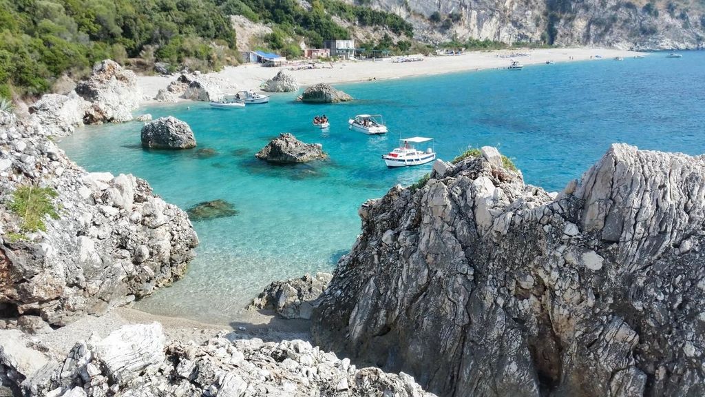 Sarandë: Bootstour bei Kroreza & versteckte Höhlen mit Schnorcheln