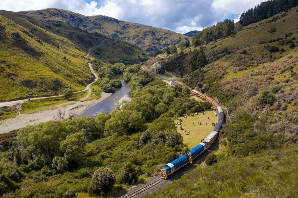 Von Dunedin nach Queenstown inkl. Zugfahrt durch die Taieri Gorge (einfache Fahrt)