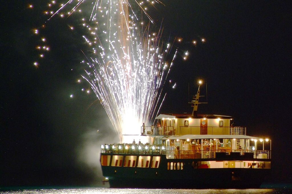 Paphos: Wave Dancer Feuerwerk, Buffet Dinner & Show Kreuzfahrt