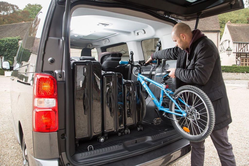 Privater Transfer von Porto nach/von Lissabon + Stopps bei Sehenswürdigkeiten