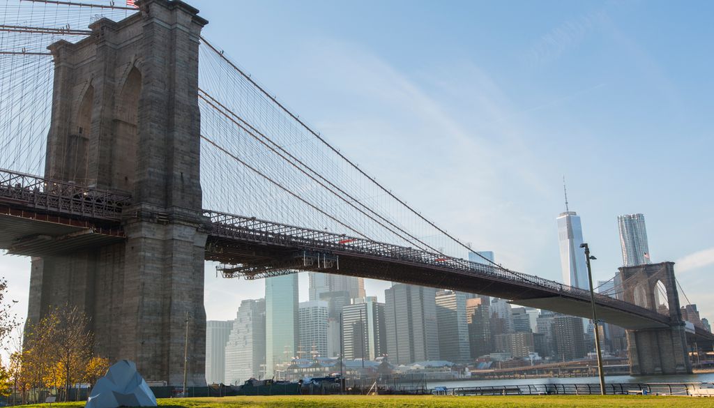 Die Brooklyn Bridge verbindet die Stadtteile Manhattan und Brooklyn miteinander
