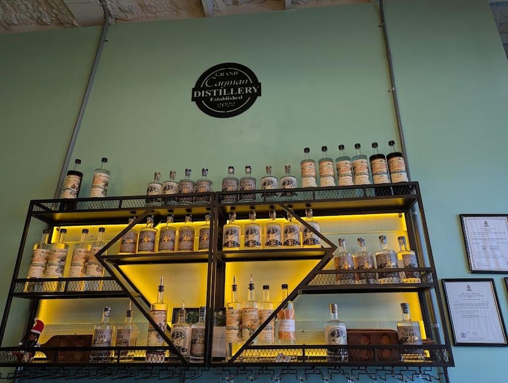 Grand Cayman: Brennereitour mit Gin-Verkostung
