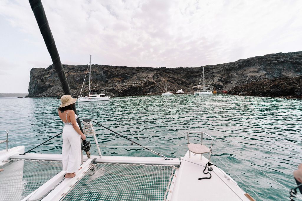 Santorin-Katamaran-Kreuzfahrt mit Schwimmen, Mahlzeit und Open Bar