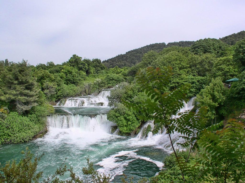 Von Split aus: Krka Wasserfälle und Šibenik Tour mit Mittagessen