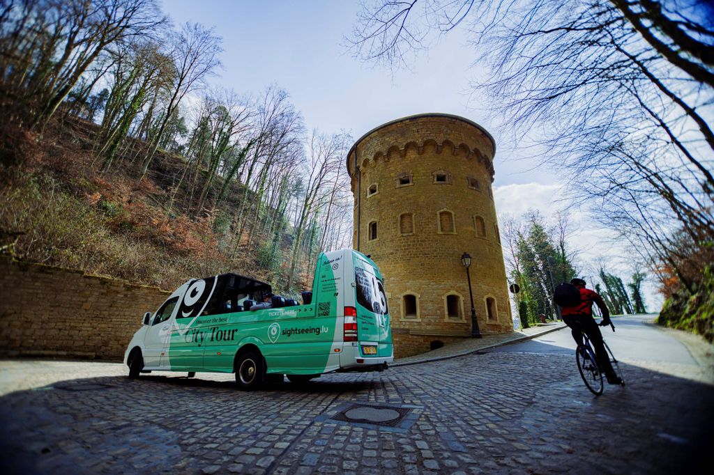 Luxemburg: Stadtbustour mit Audioguide und Kopfhörern
