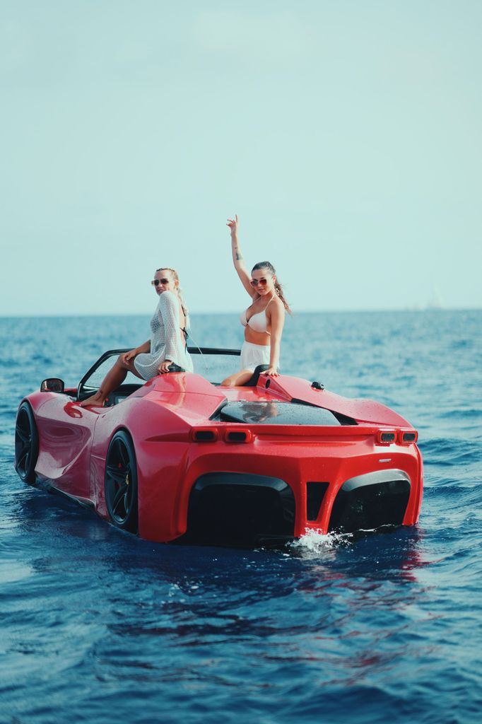 JetCars-Ausflug - Supersportwagen SVJ oder SF90 auf dem Wasser in Ibiza