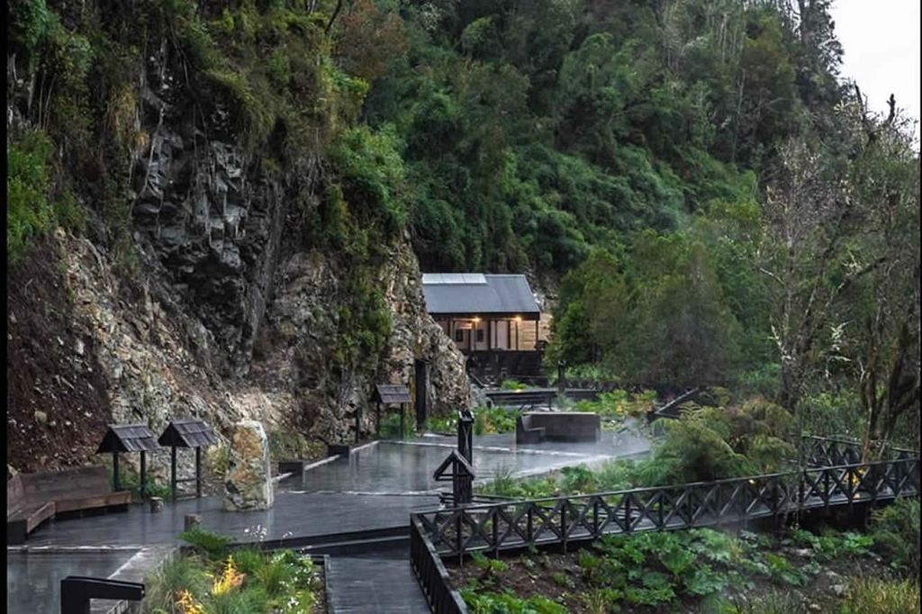 Von Puerto Varas: Ganztagestour nach Termas del Sol und ins Cochamo-Tal