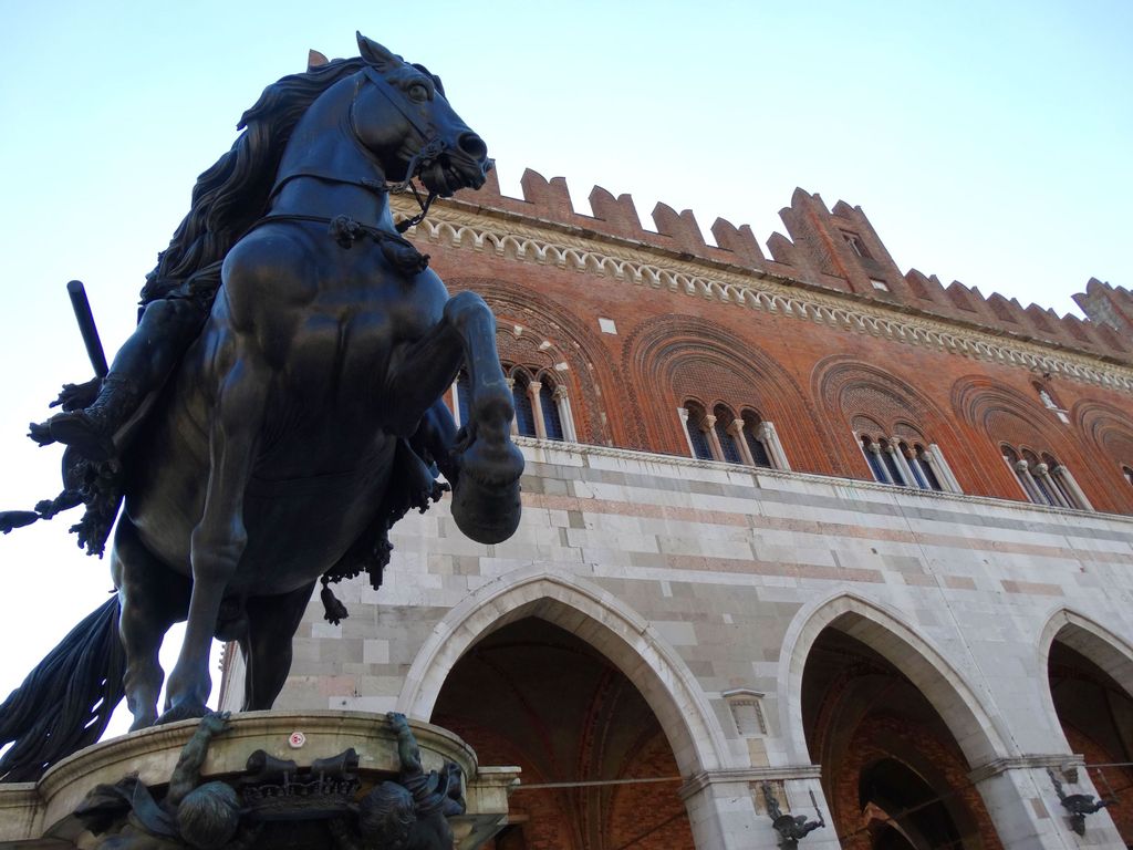 Private Tour durch Piacenza: Entdecke Geschichte und zeitlosen Charme