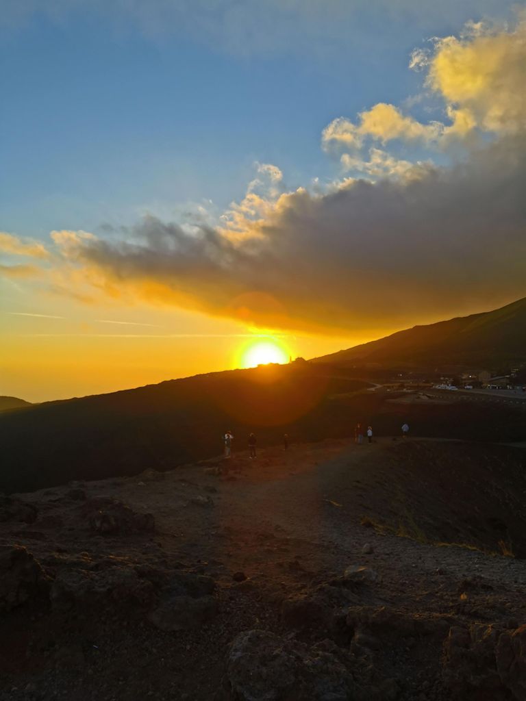 Catania: Trekking zum Sonnenuntergang am Ätna mit Weinverkostung