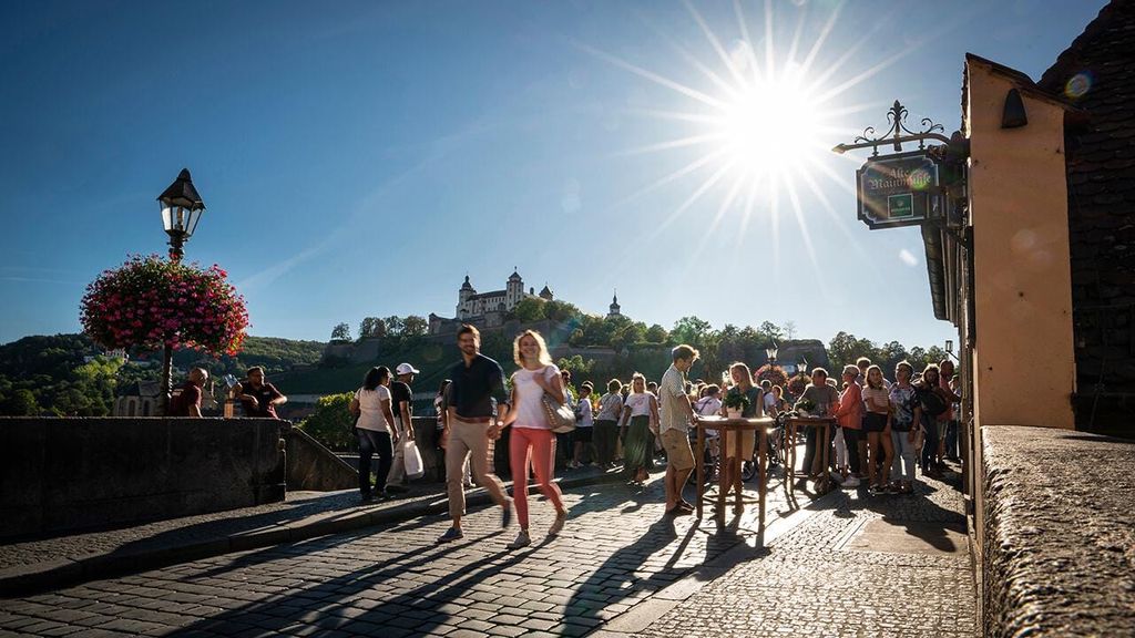 Würzburg: Brückenschoppen (Geführte Tour mit Wein)