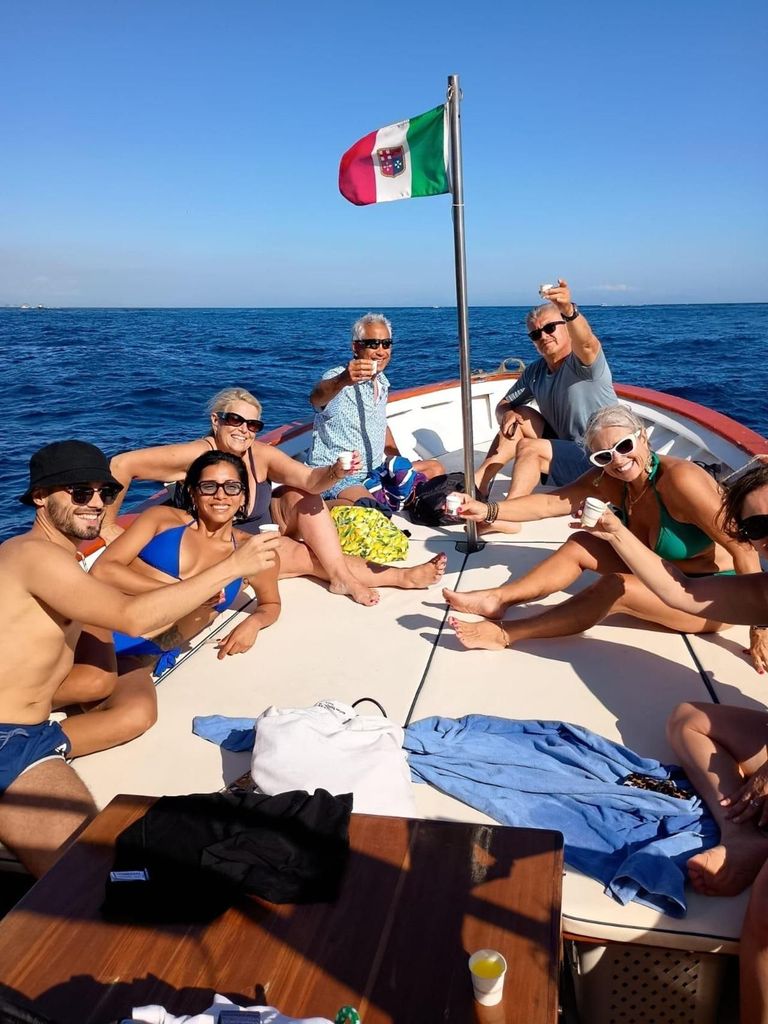 Capri: Malerische Bootstour mit Schwimmen, Limoncello und Snack