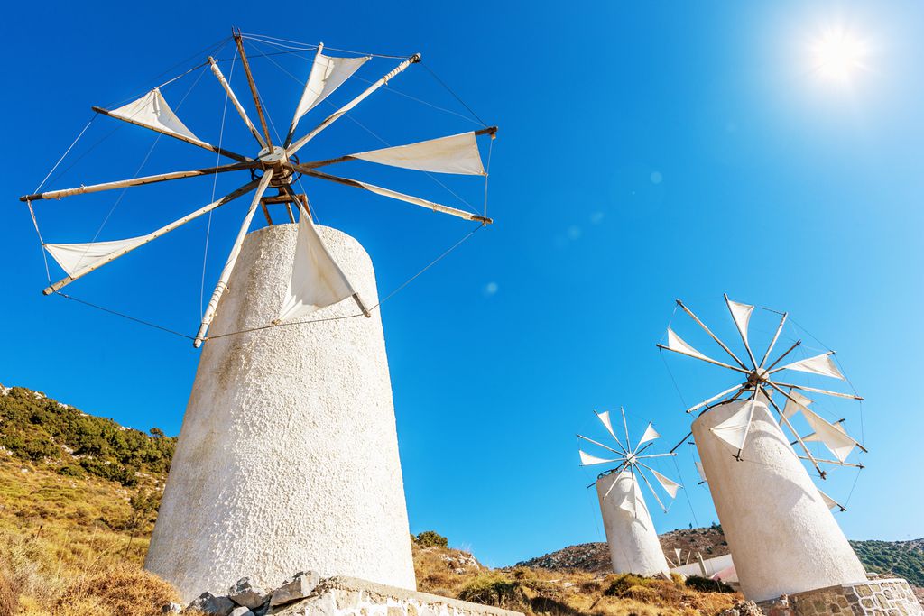 Windmühlen vor blauem Sommerhimmel