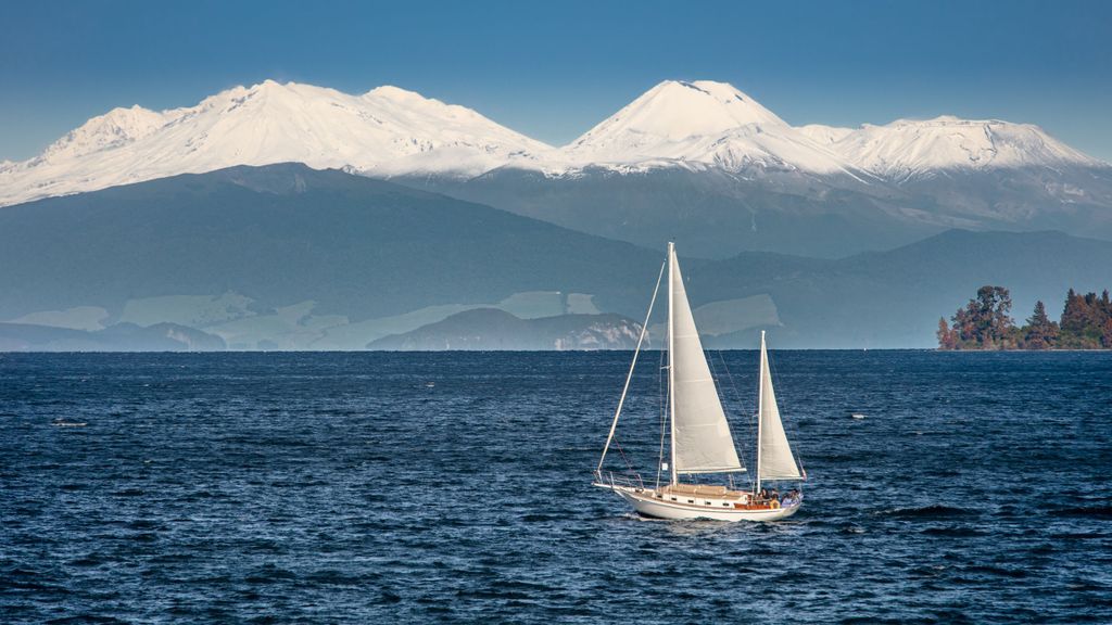 Taupō: Sail Barbary Öko-Segeln zu den Maori-Felszeichnungen