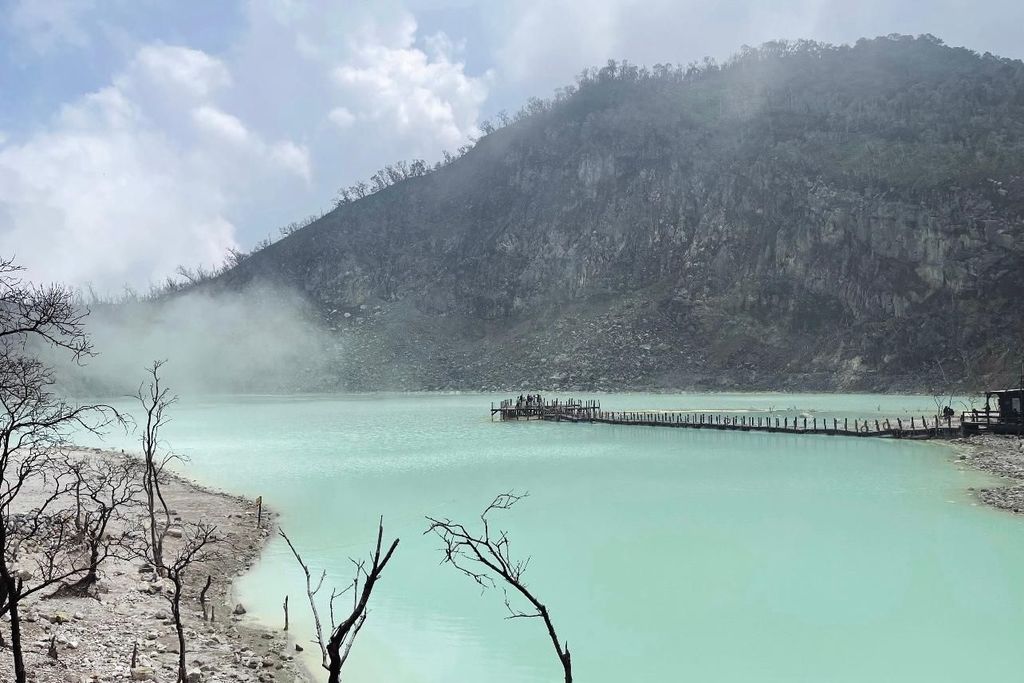 Jakarta: Vulkan, Hängebrücke, Teegarten, heiße Quelle