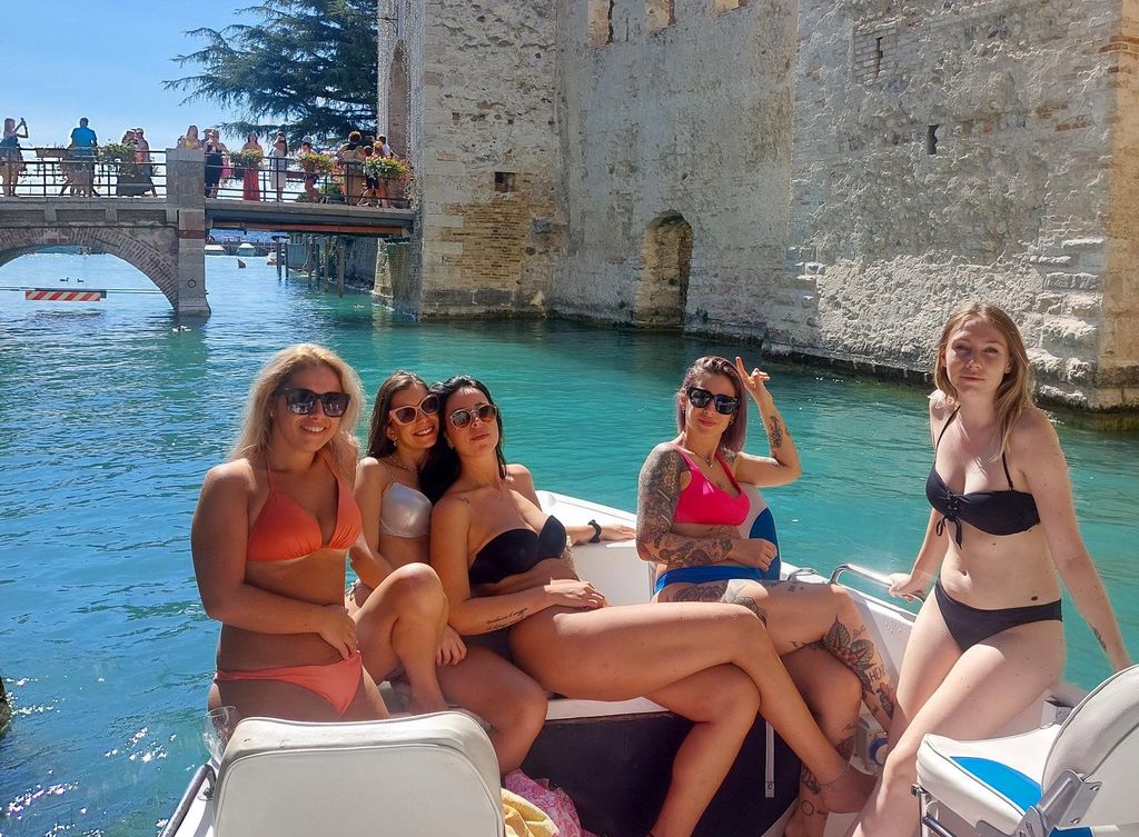 Garda: Bootsfahrt bei Sonnenuntergang mit Wein- und Speisenverkostung