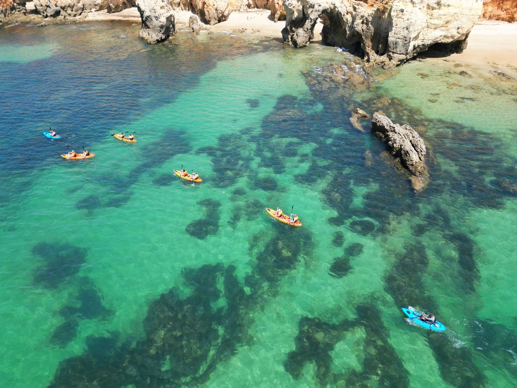 Portimão: Kleingruppentour mit Kajak durch Höhlen und Klippen