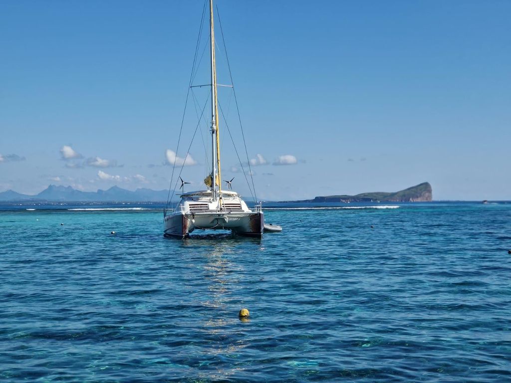 Grand Bay: Katamaran-Kreuzfahrt nach Flat Island mit BBQ-Mittagessen