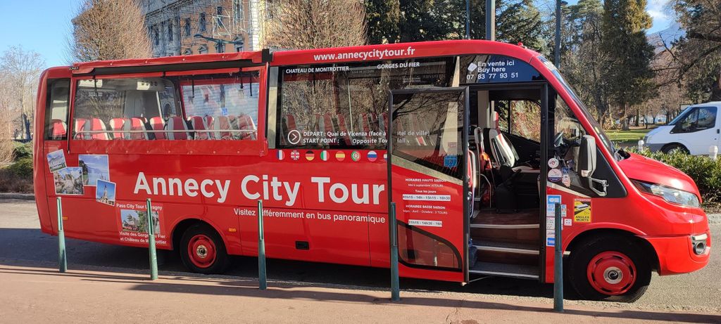 Cabrio-Bus-Tour durch Annecy
