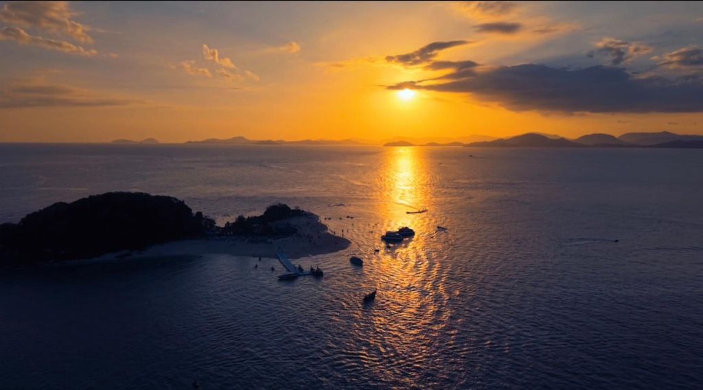 Ab Phuket: Ko Phi Phi Schnellboot-Tour mit Hotelübernachtung