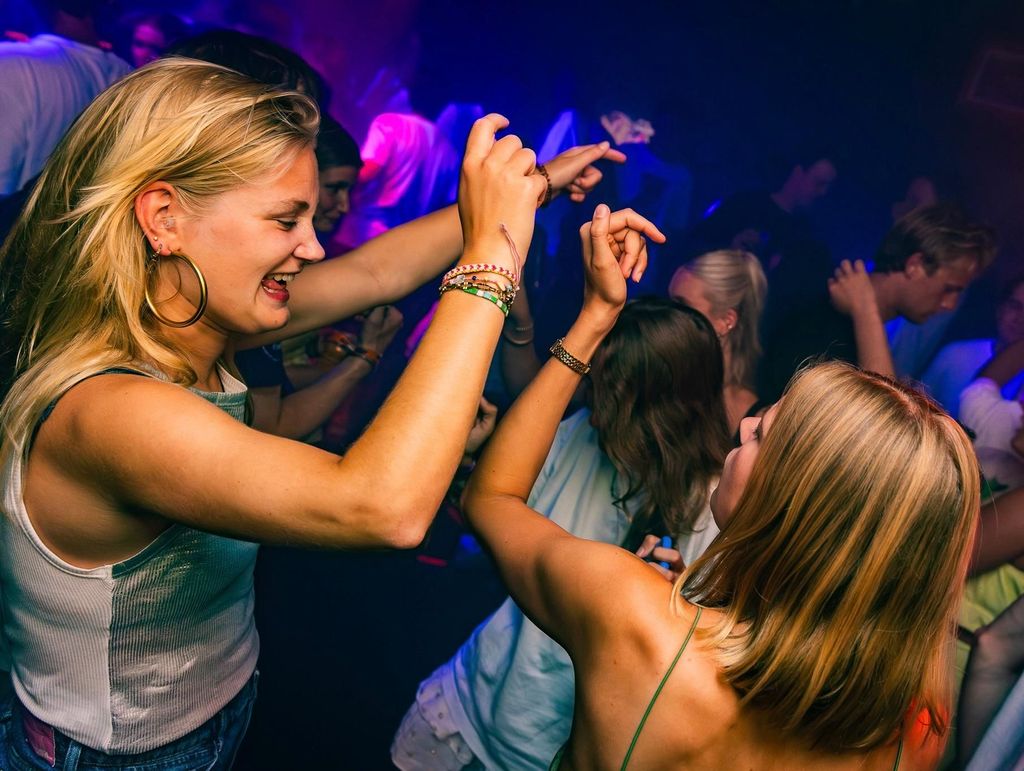 Groningen: Kneipentour mit Kneipenquiz, Freigetränken und Spielen