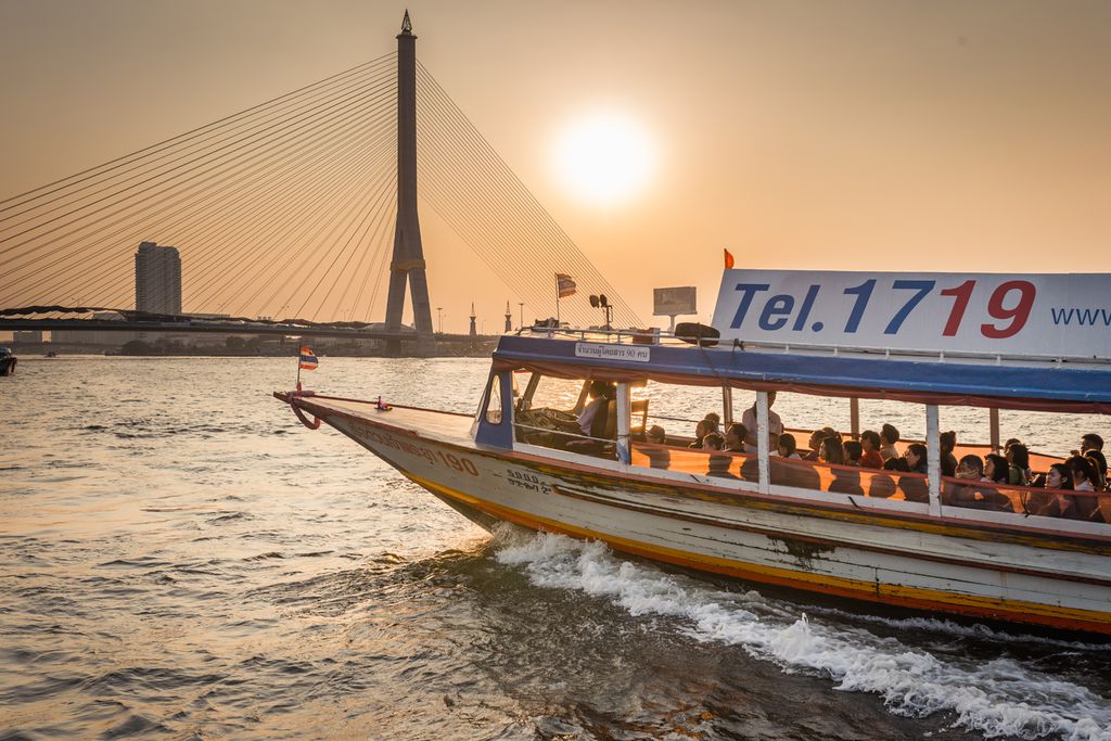 Touristenboot vor der Rama-VIII-Brücke