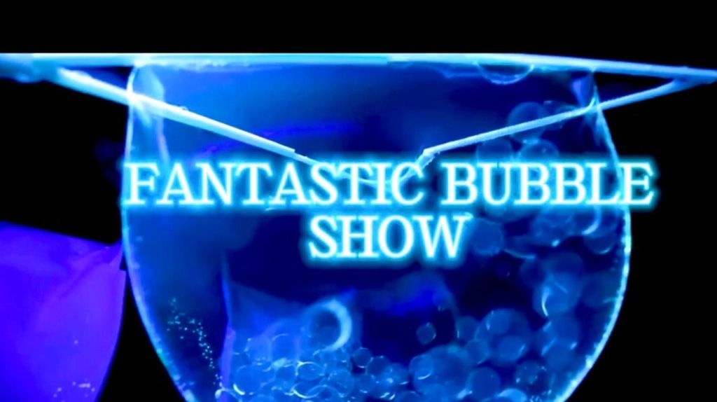 Abenteuer Baden-Baden: Neon-Seifenblasen-Show mit UV-Blitzlichtern