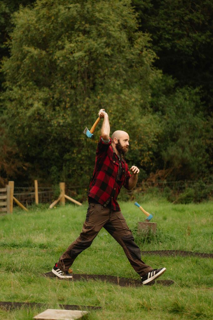 Axtwerfen im Freien im atemberaubenden Glendalough