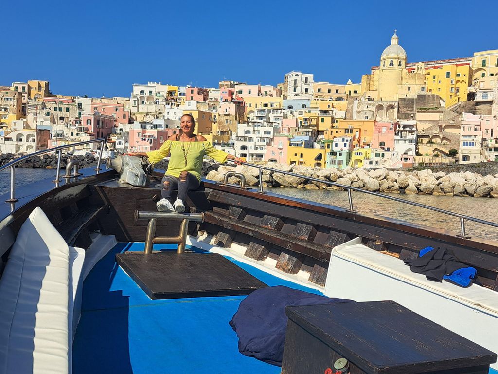Ab Ischia: Ganztägige Bootstour zur Insel Procida mit Mittagessen