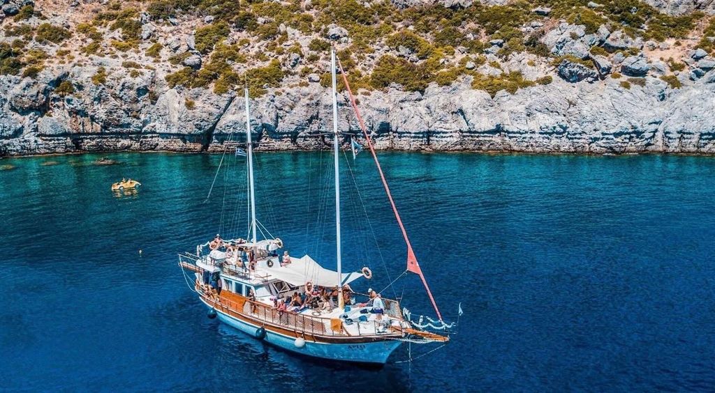 Rhodos: Bootsfahrt mit 3 Stopps, Mittagessen & unbegrenzten Getränken