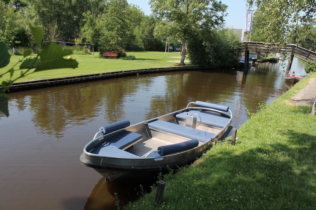 Giethoorn: Bootsverleih zum Selbstfahren für bis zu 8 Personen