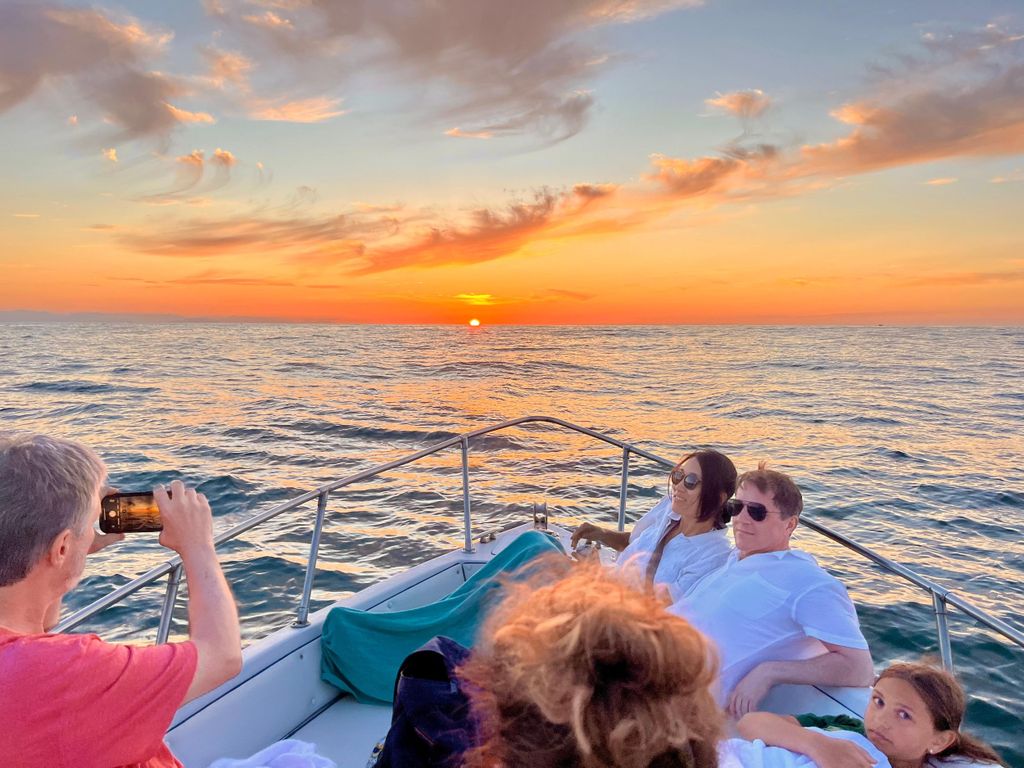 Cefalù: Privater Bootsausflug mit Aperitif, Schnorcheln und Grotten