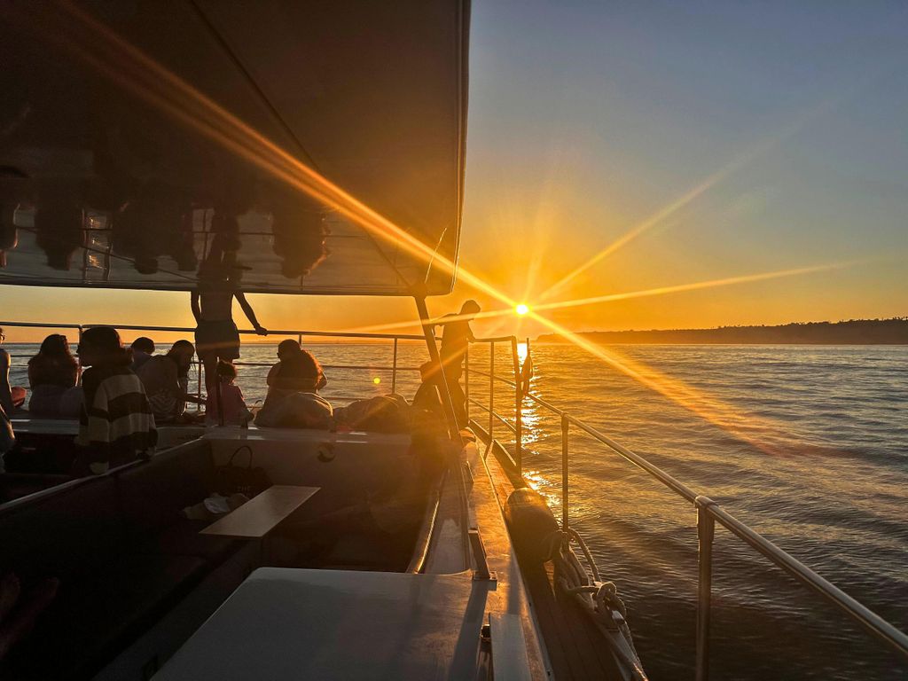 Portimao: Sonnenuntergangstour zu den Höhlen von Benagil | Öko-Katamaran