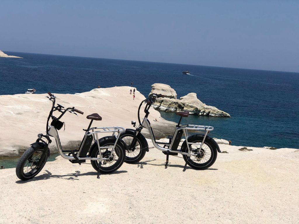 Milos: Halbtägige E-Bike Tour mit Sarakiniko Strand
