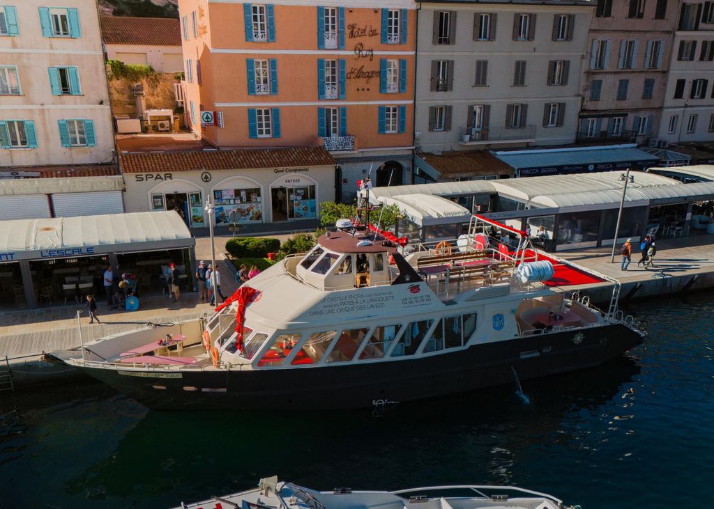Mittagessen mit Langusten-Pasta in einer Bucht der Lavezzi-Inseln