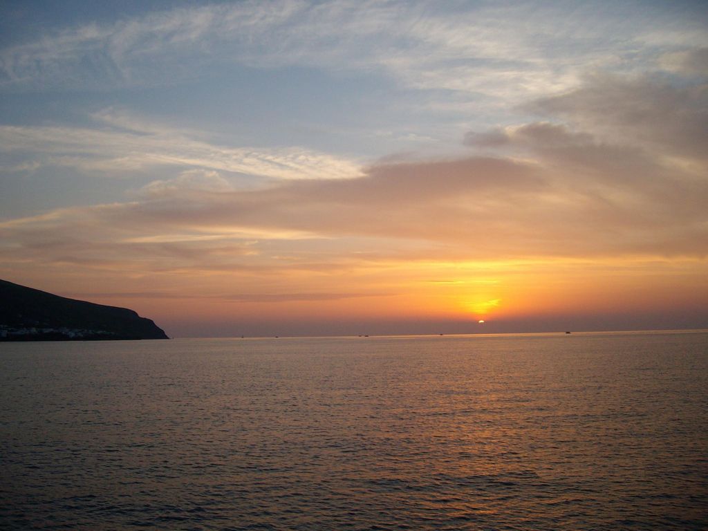 Besonderer Sonnenuntergang auf Stromboli von Milazzo aus