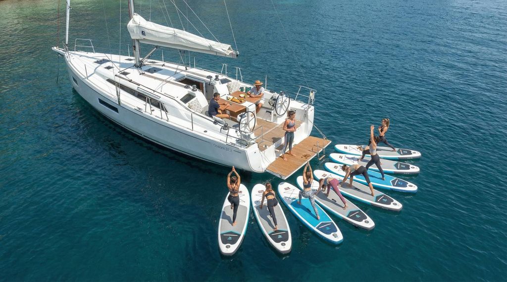 Playa de Palma - Yoga bei Sonnenaufgang auf einem Segelboot mit Paddle Surf und Brunch
