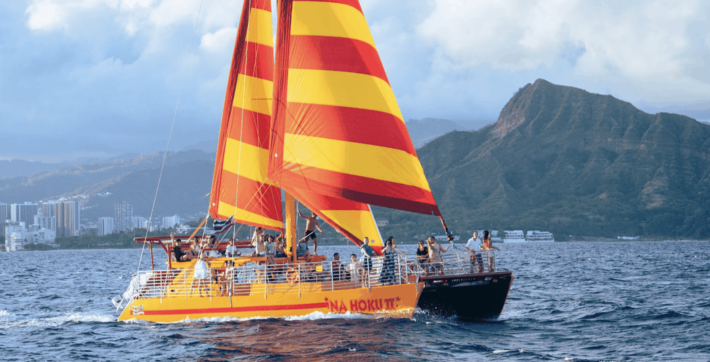 Honolulu: 90-minütige Katamaranfahrt bei Sonnenuntergang