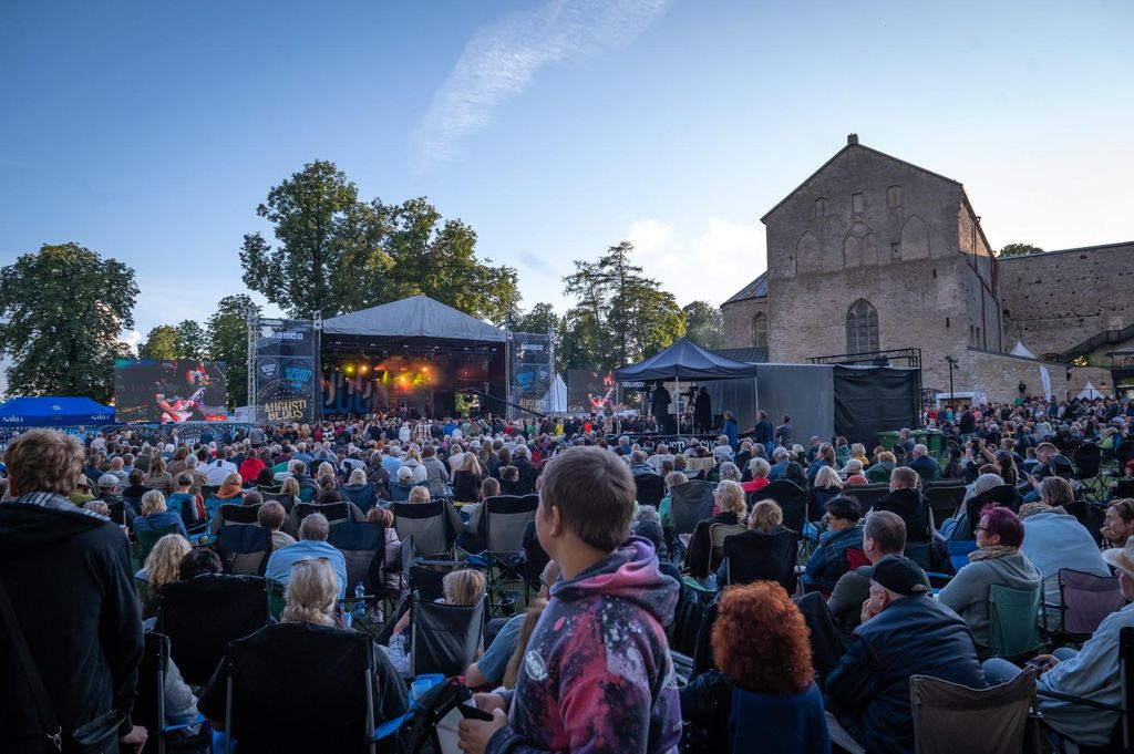 Ab Tallinn: Augustibluus-Festival mit Besuch des Steinbruchs Rummu