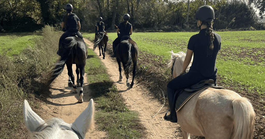 Ausritt an der Costa Brava mit Blick auf Castell d'Empordà