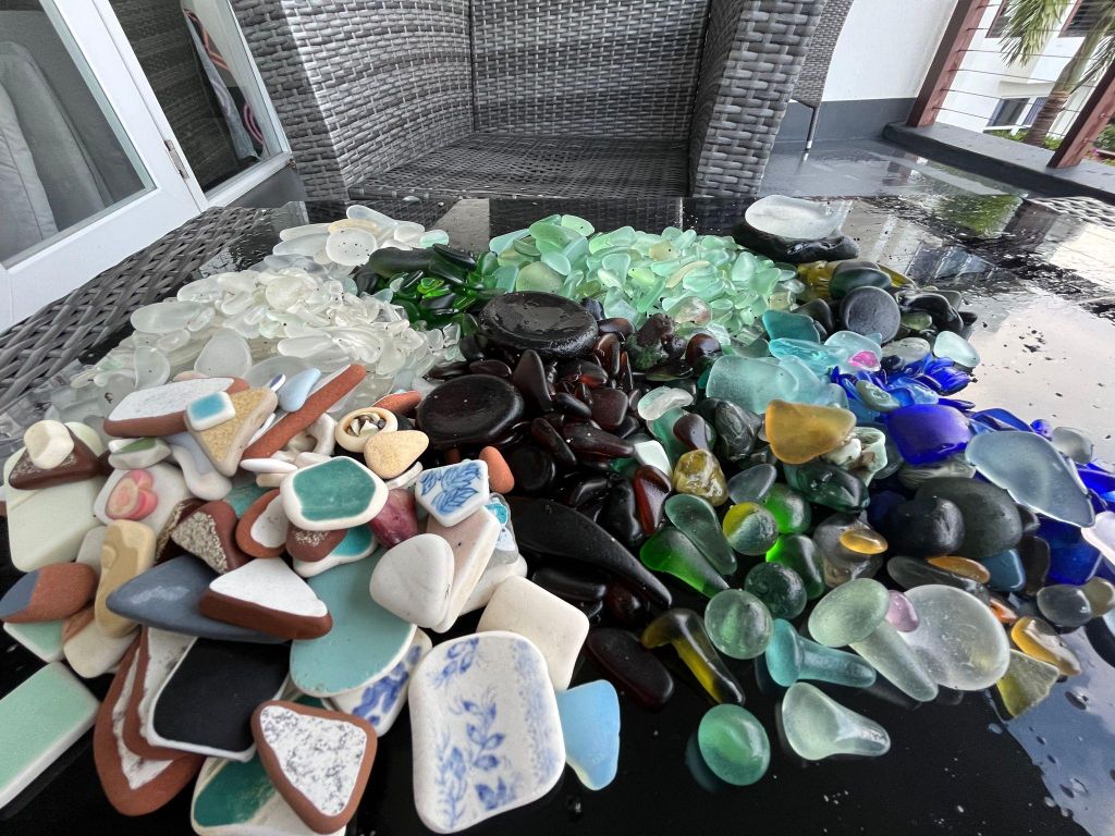 Wanderung auf St. Kitts: Seeglas-Entdeckung am Vulkanstrand