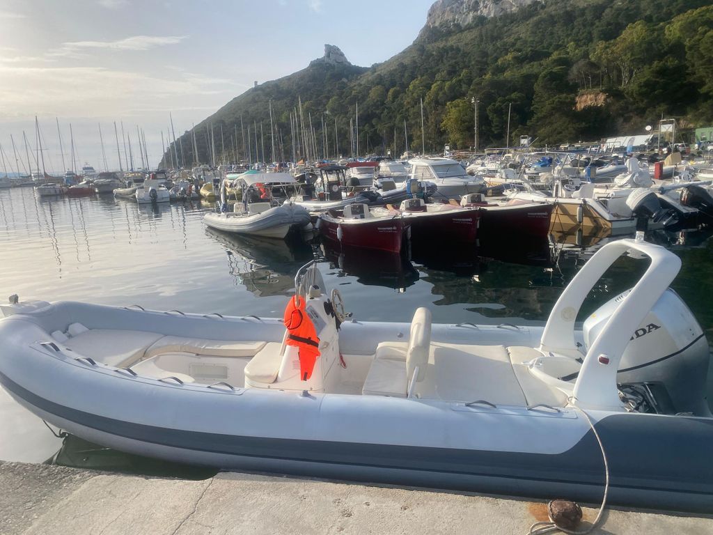 Cagliari: Tour mit 5 Schnorchelstopps und Aperitif