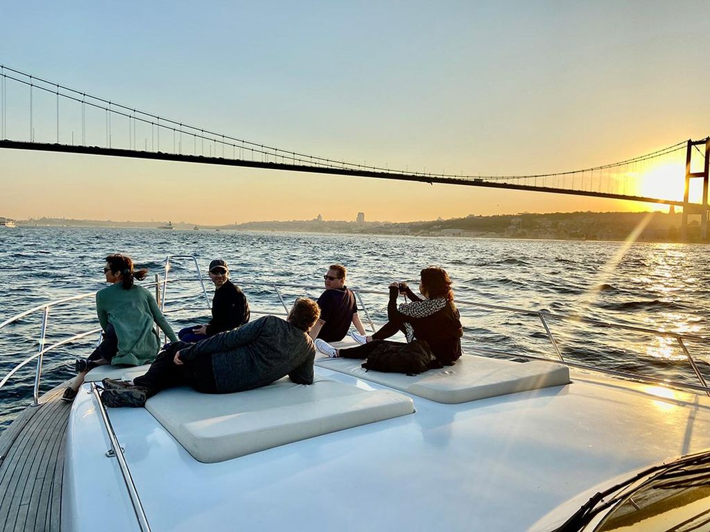 Istanbul: Bootsfahrt auf dem Bosporus bei Sonnenuntergang mit Snacks