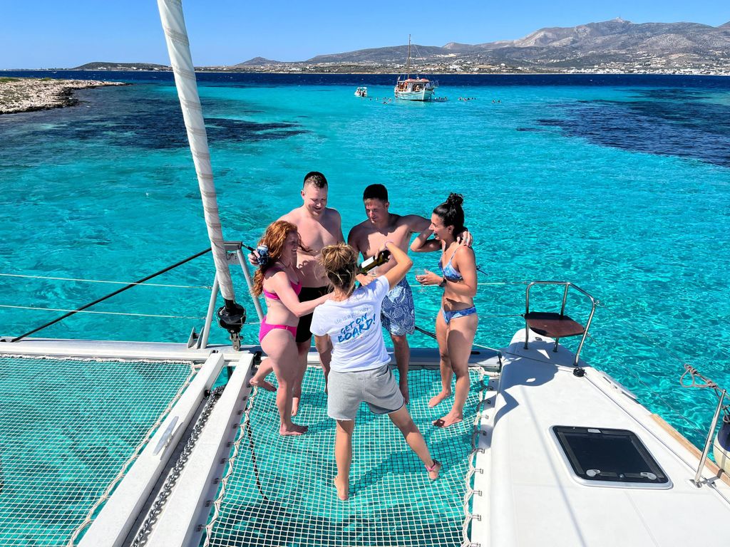 Paros: Katamaran-Kreuzfahrt mit Schwimmen, Mahlzeit und Getränken