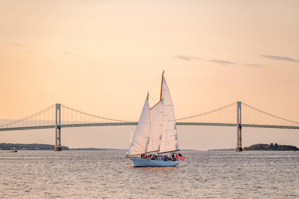 Newport: Sonnenuntergangsfahrt auf dem Schoner Madeleine