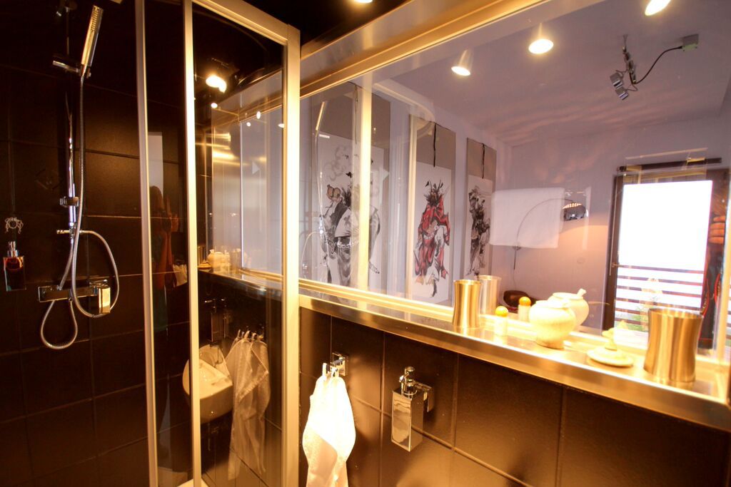 Badezimmer mit durchsichtigem Spiegel