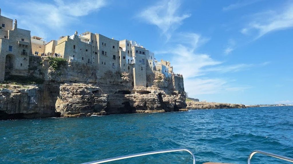 Küste und Höhlen von Polignano: Bootstour, Drinks, Schwimmen, Musik und Spaß